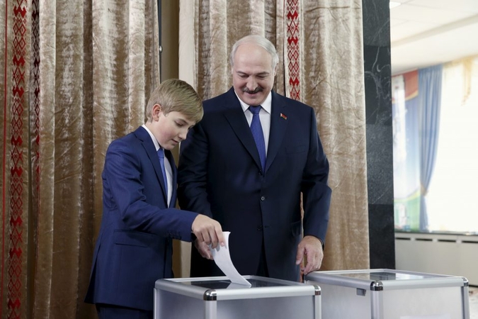 A. Lukašenka balsuoti atėjo su sūnumi