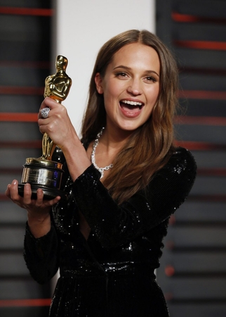 Naujame „Kapų plėšikės“ filme Larą Kroft vaidins A. Vikander