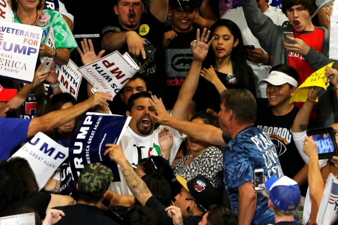 Mūšis dėl valdžios: D. Trumpas išvadintas fašistu