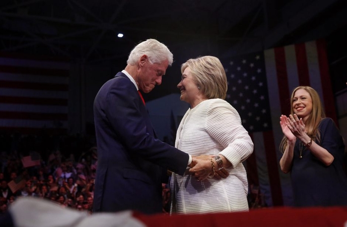 H. Clinton savo pergalę vadina istoriniu moterų laimėjimu