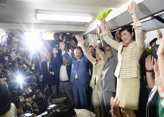 Yuriko Koike (dešinėje)