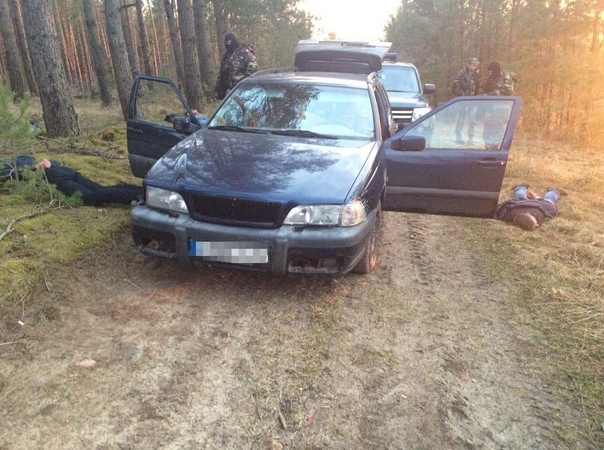 Nuo pasieniečių sprukę kontrabandininkai išmėtė 2881 pakelių rūkalų