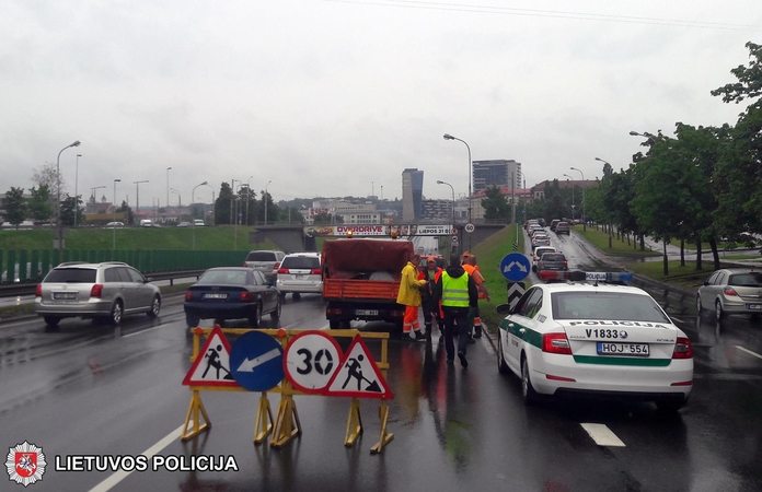 Vilniečiams – įspėjamas po liūties vengti sunkiai išvažiuojamų gatvių