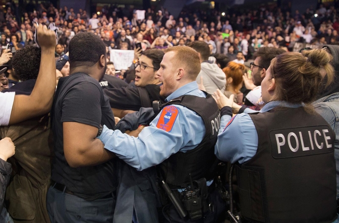D. Trumpui dėl protestų atšaukus mitingą, kilo chaosas