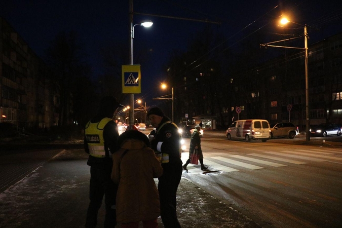 Apie pavojų keliuose priminė degančios žvakutės ir pareigūnai 