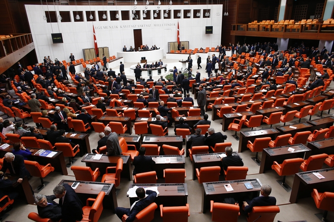 Turkijos parlamentas balsavo prieš buvusių ministrų teismą dėl korupcijos