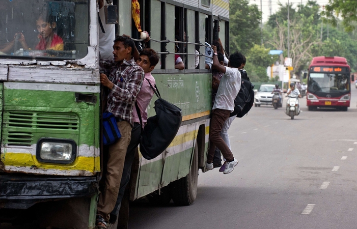  Indijoje vyrai bandė sustabdyti autobusą su studentėmis iš JAV