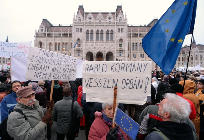 Vengrijoje demonstrantai ragino vyriausybę atsiriboti nuo Kremliaus