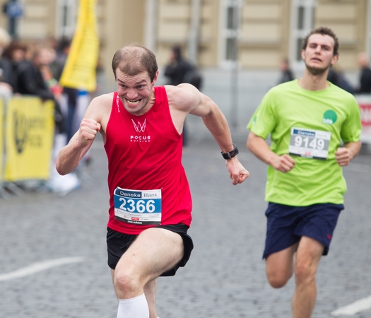 Bėgti maratoną – madinga. Kuo rizikuoja nepatyrę bėgikai?