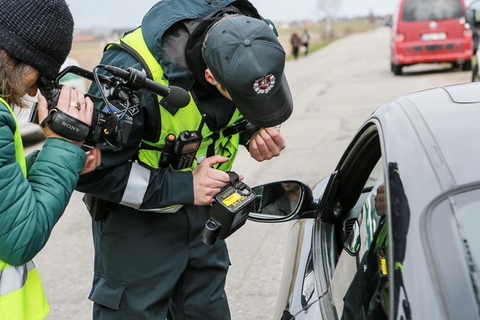 Po išgertuvių miške sėdo prie automobilio vairo