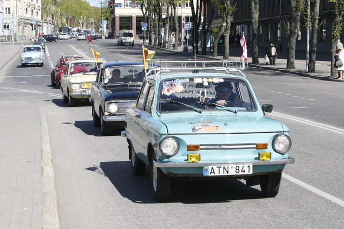 Senovinių automobilių paradas užtvindė Klaipėdos gatves