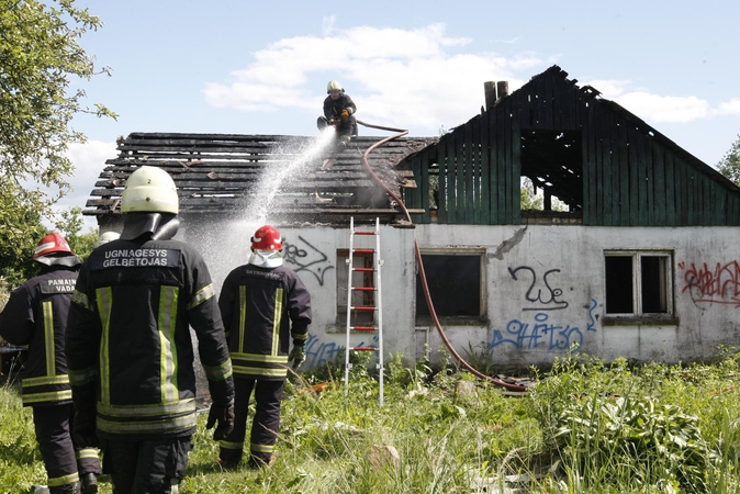 Degė apleistas namas