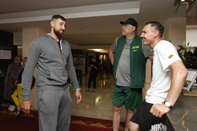 NBA „centras“ plušės greta draugų