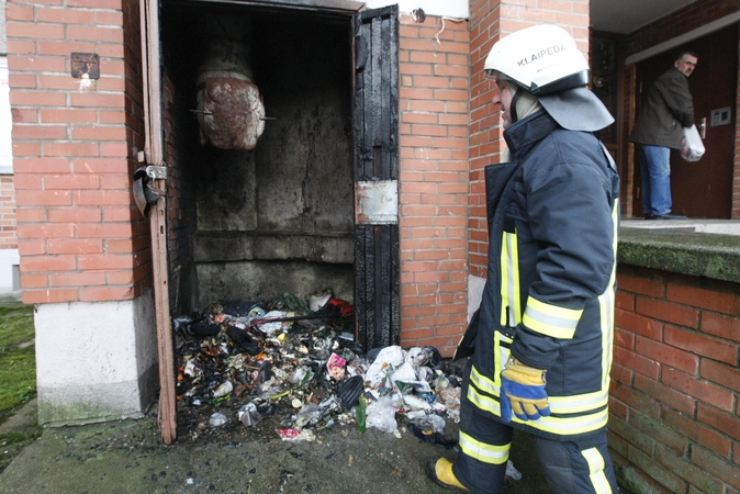 Gaisras daugiabutyje – neatsargumas ar piktas pokštas?