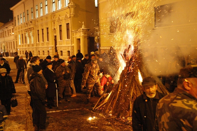 Uostamiestyje uždegti Sausio 13-osios atminimo laužai