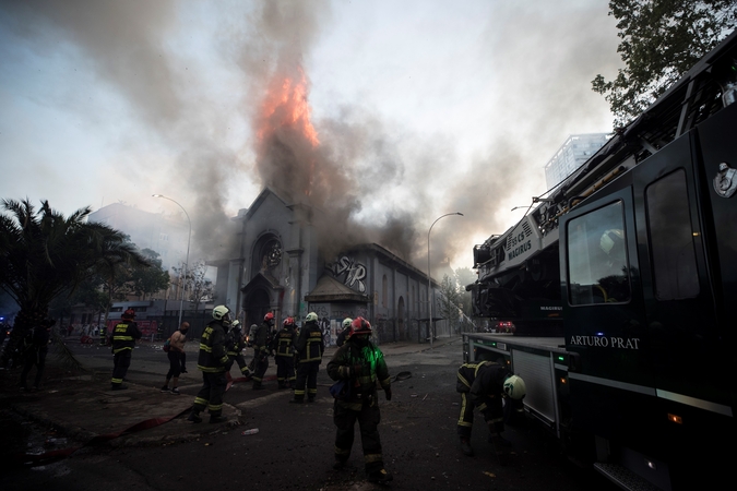 Čilėje per protestus padegtos dvi bažnyčios