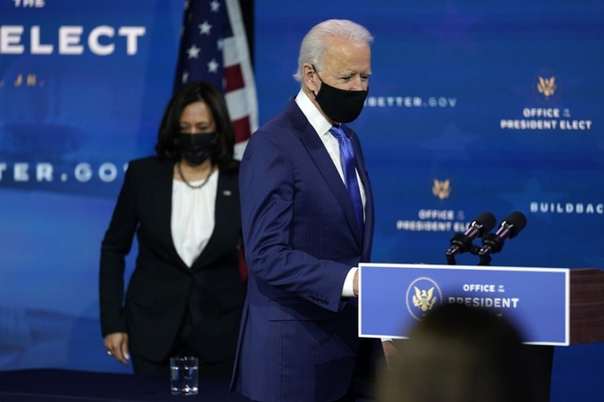 Ekspertas: J. Bidenas ir K. Harris turi kuo skubiau pasiskiepyti