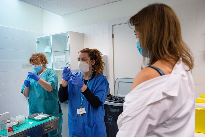 Lėta vakcinacijos pradžia piktina Ispaniją