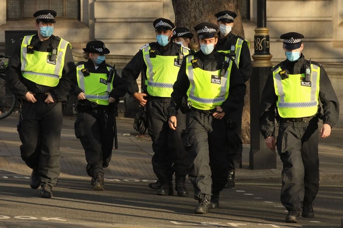 Britų policija dėl viruso priemonių nesilaikymo suėmė daugiau kaip 100 londoniečių