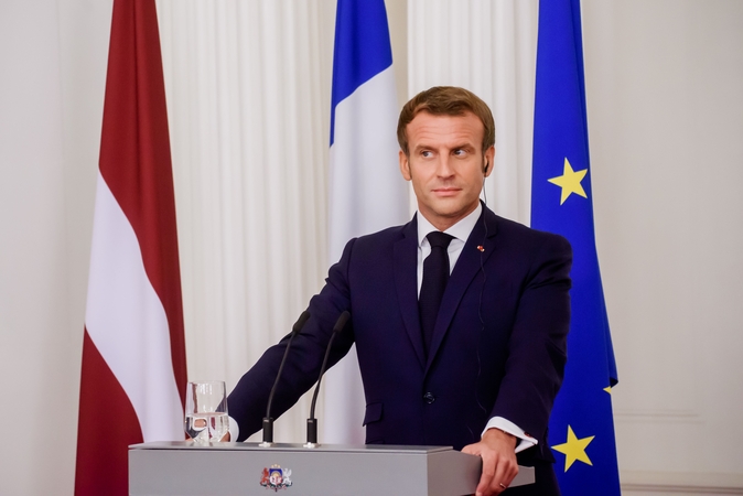 Rygoje E. Macronas taip pat kalbėjo apie dialogo su Rusija būtinybę