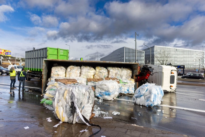 Avarija sostinėje: apsivertė šiukšliavežė