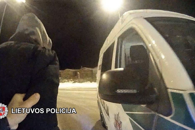 Šiauliuose sulaikytas peiliu grasinęs ir moteris apiplėšęs vyras: pėdsakus pasufleravo sniegas