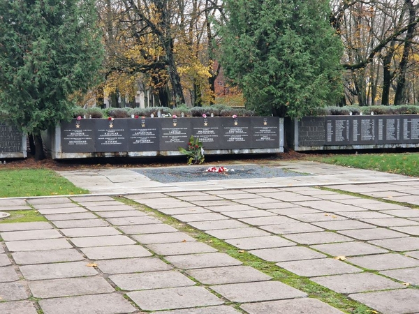 Realybė: kol kas karių pavardes perskaityti norintys žmonės vaikšto aikšte, po kuria palaidoti žuvusieji.