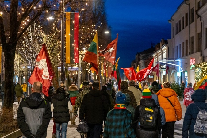 Vasario 16-osios eisena: simbolinė ugnis nešta per visą centrinį Kauną