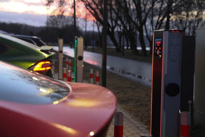 Vilniaus pakraštyje apvogtos elektromobilių krovimo stotelės