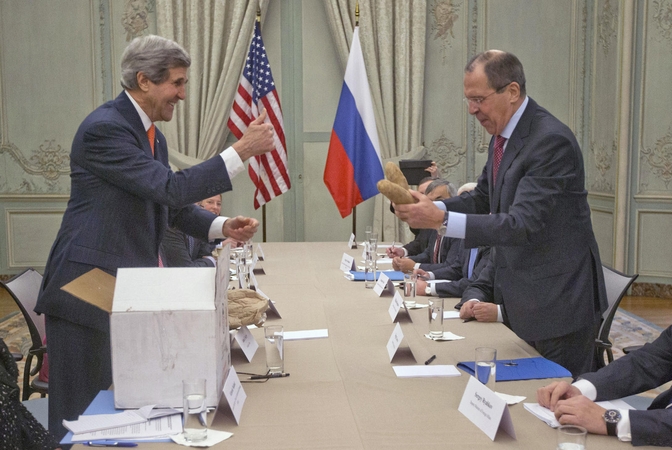 Johnas Kerry (kairėje) ir Sergejus Lavrovas
