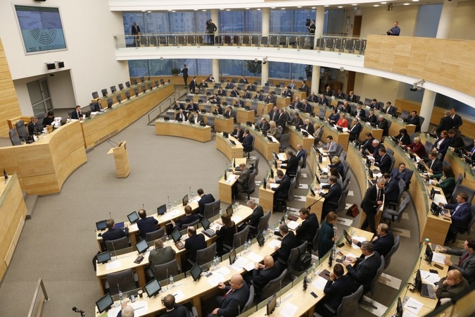 Politikai skraidžioja padebesiais