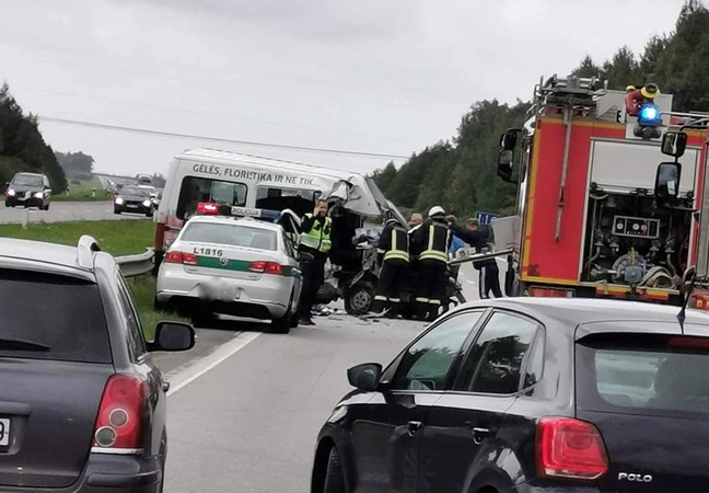 Avarija netoli Gargždų sukėlė klausimų: kodėl vairuotojas nepamatė policijos mašinos?