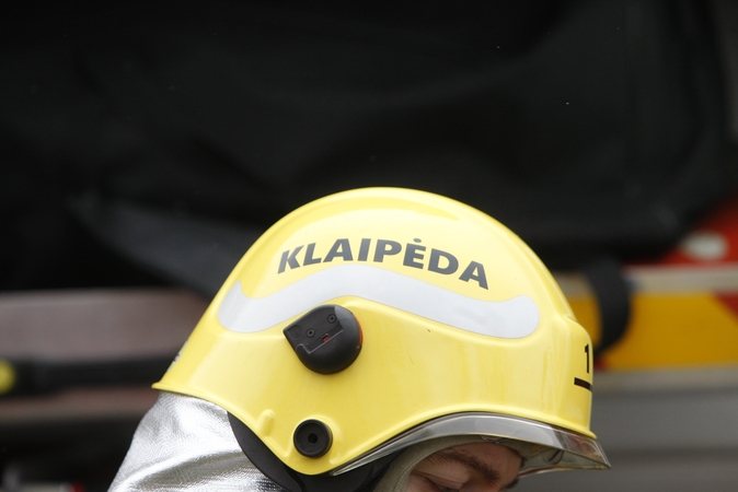 Vyro kelionė baigėsi netikėtai: automobilis užsidegė važiuodamas