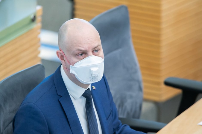 Ką veikia valdininkai?