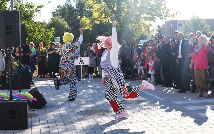 Atidarymas: šventinę nuotaiką kūrė linksmieji klounai.