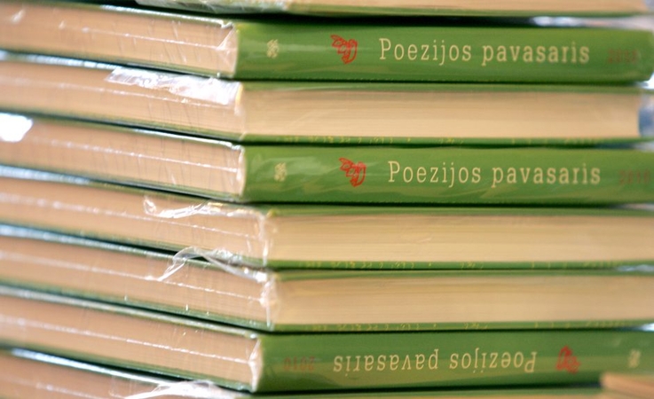 Gegužė su tradiciniais poezijos ženklais