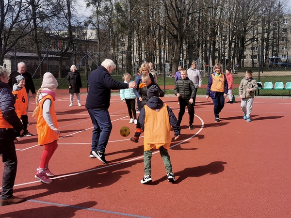 Varžybos: futbolo vaikštant turnyre rungtyniavo seneliai ir jų anūkai.