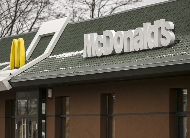„McDonalds“ dalins nemokamus mėsainius: internautai prognozuoja spūstis