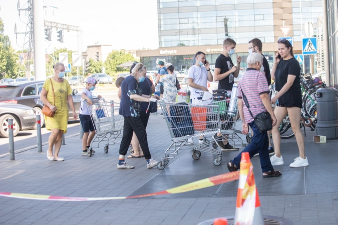 Vyriausybė įvedė ribojimus nesiskiepijusiems: atviros liks tik nedidelės parduotuvės