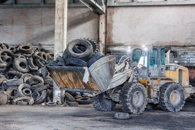 Tvarkomos po „Ekologistikos“ gaisro likusios padangų atliekos 