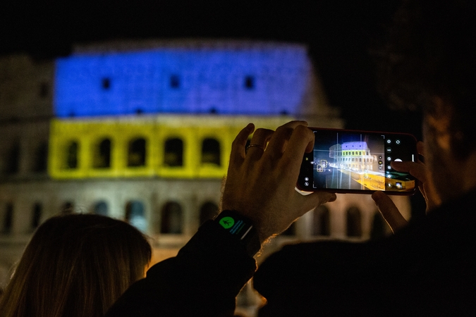 Pagalba Ukrainai masina ir sukčius: į ką atkreipti dėmesį, pervedant paramą?