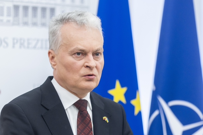 Apklausoms skelbiant E. Macrono pergalę, G. Nausėda jį sveikina laimėjus rinkimus