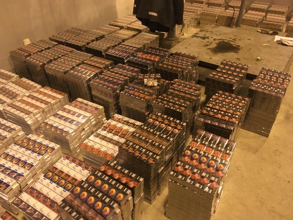 Kybartų muitininkai sulaikė didelę baltarusiškų cigarečių kontrabandą iš Kaliningrado srities