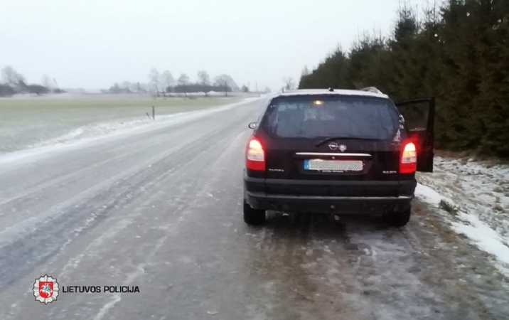 Praėjusi para keliuose: sužeisti trys žmonės, į eismo įvykį patekęs pėsčiasis neišgyveno