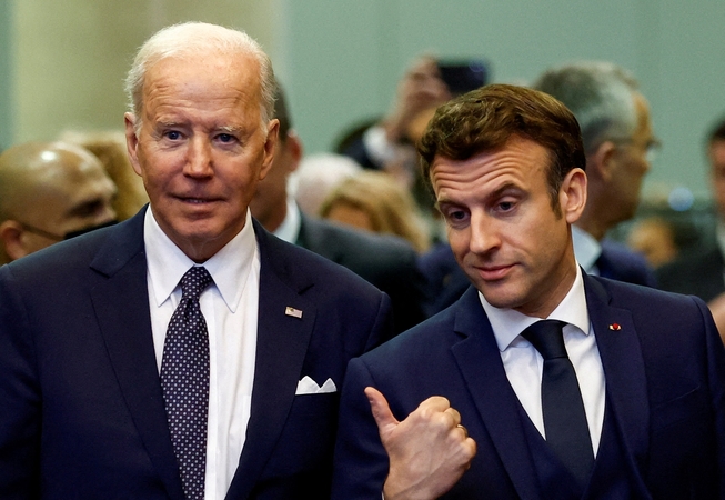 J. Bidenui Rusijos lyderį pavadinus „skerdiku“, E. Macronas perspėja neeskaluoti padėties