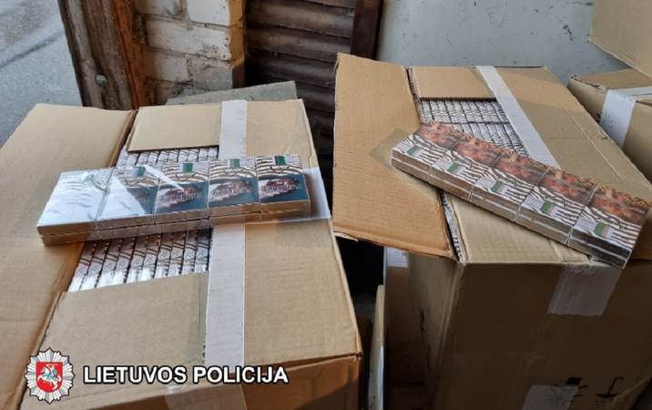Kontrabandininkas nuo pareigūnų mėgino sprukti plaukdamas tvenkiniu