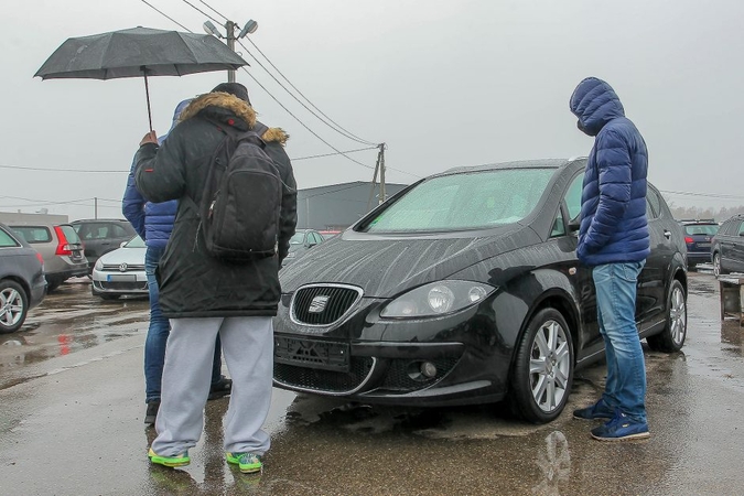 Lietuvoje ukrainiečiai puolė pirkti automobilius: ar žinote, kiek pas mus jų sudegė?