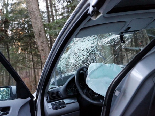 Panevėžio rajone nuo kelio nuvažiavo automobilis: nukentėjo trys žmonės