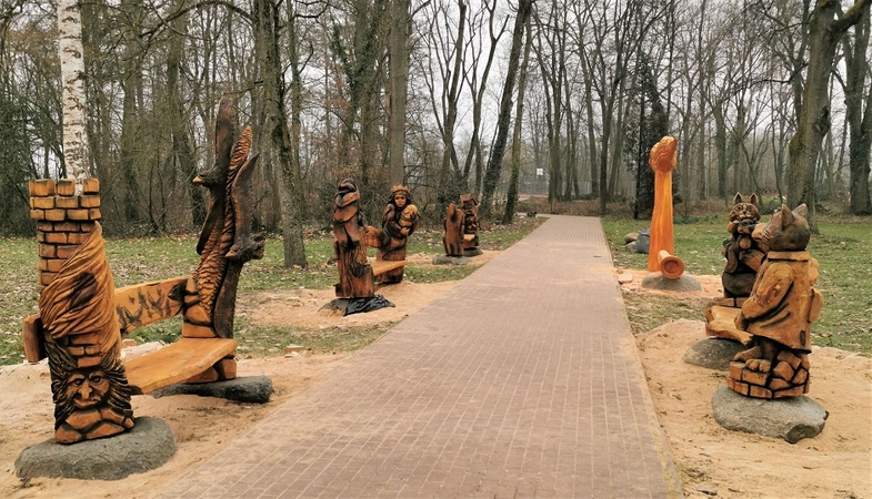 Apimtis: trijų dienų trukmės plenere gimnazijos parke gimė mitologinis takas su penkiais suoleliais-skulptūromis.R. 