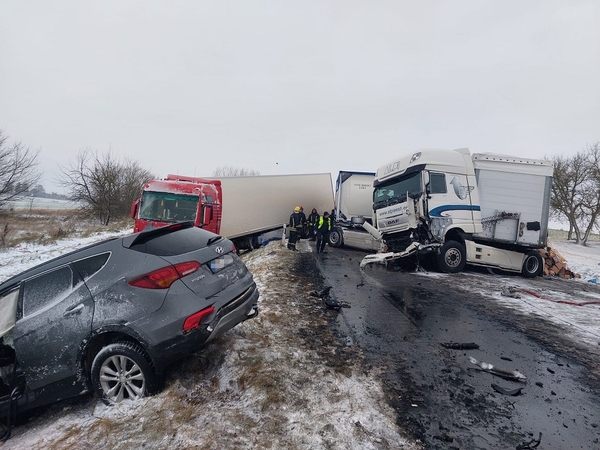 Panevėžio rajone – vilkikų ir lengvųjų mašinų mėsmalė: sužaloti keturi žmonės